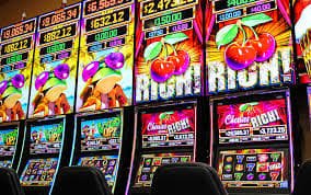 Layar permainan live casino dengan dealer langsung dan meja taruhan